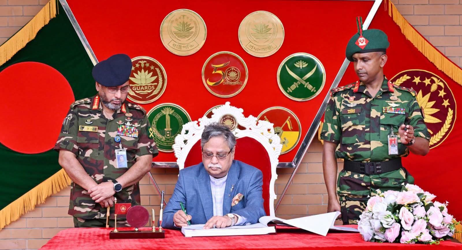 রাষ্ট্রপতি মোঃ সাহাবুদ্দিন আজ (রবিবার, ৫ জুলাই ২০২৬) ঢাকা সেনানিবাসে প্রেসিডেন্ট গার্ড রেজিমেন্টের সদর দপ্তরে কোয়ার্টার গার্ড পরিদর্শন শেষে পরিদর্শন বইয়ে স্বাক্ষর করেন