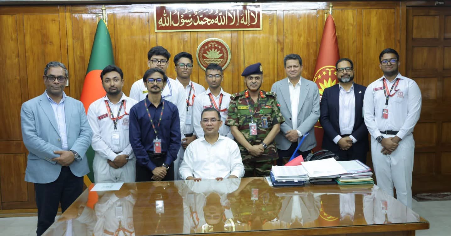 প্রধানমন্ত্রী তারেক রহমান RoboSub 2026 (USA)-এ বাংলাদেশের প্রতিনিধিত্বকারী ঢাকা রেসিডেনসিয়াল মডেল কলেজের শিক্ষার্থীদের সঙ্গে মতবিনিময় করেন