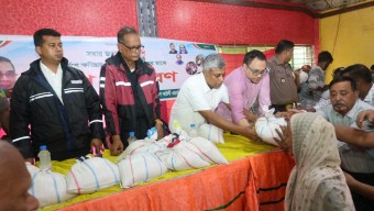 চট্টগ্রামের বন্যা পরিস্থিতি তদারকি,কবলিত এলাকা পরিদর্শন ও ত্রান বিতরণ করেন বিদ্যুৎ প্রতিমন্ত্রী অনিন্দ্য ইসলাম অমিত