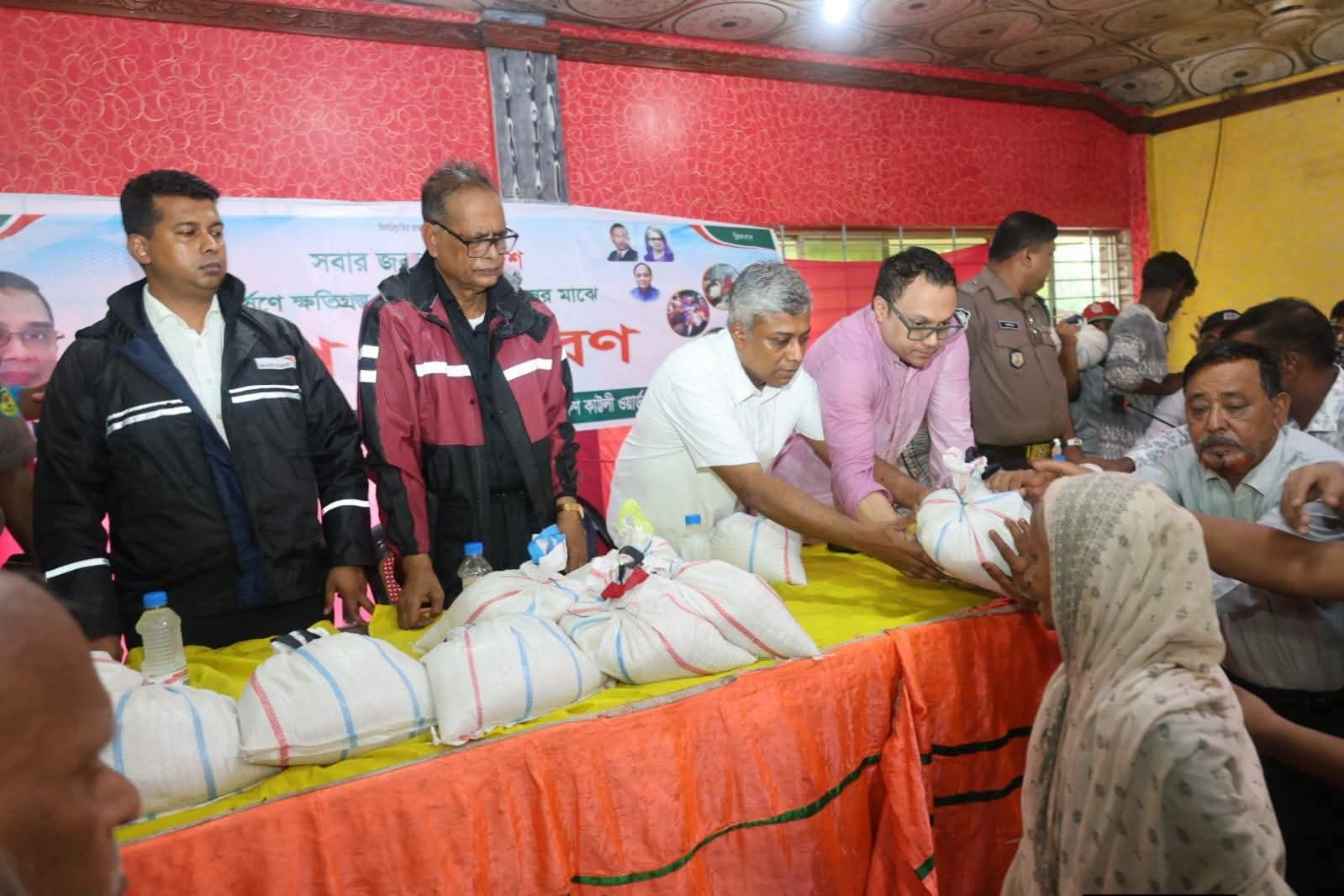 চট্টগ্রামের বন্যা পরিস্থিতি তদারকি,কবলিত এলাকা পরিদর্শন ও ত্রান বিতরণ করেন বিদ্যুৎ প্রতিমন্ত্রী অনিন্দ্য ইসলাম অমিত