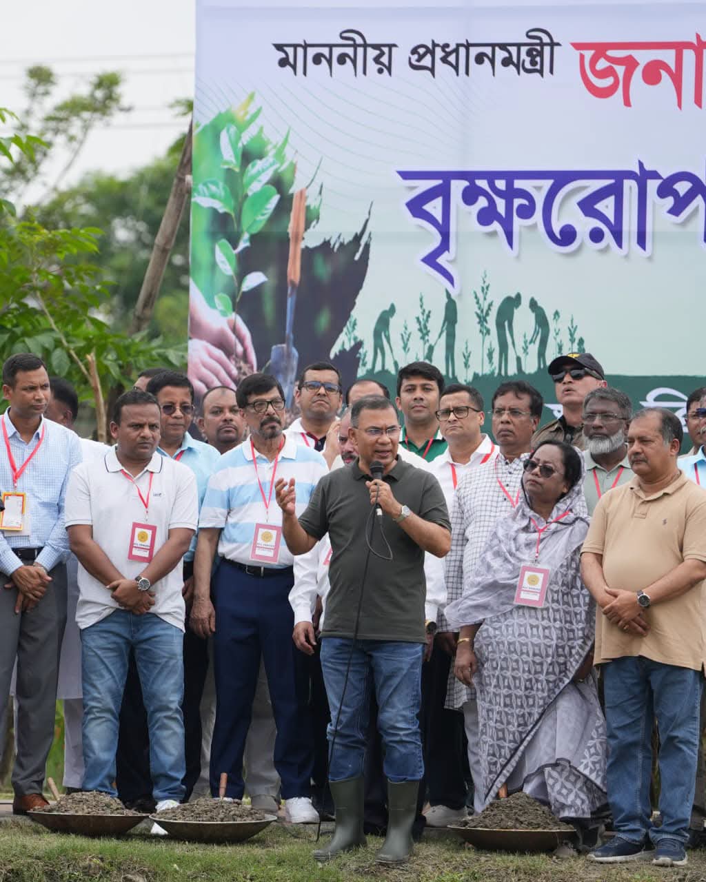 পরিবেশ রক্ষা ও জলবায়ু সহনশীলতা জোরদারে বর্তমান সরকারের অন্যতম নির্বাচনী অঙ্গীকার ‘পাঁচ বছরে ২৫ কোটি বৃক্ষরোপণ’ কর্মসূচির অংশ হিসেবে আজ ১৩ জুলাই ২০২৬, সোমবার দুপুরে বরিশাল সিটি কর্পোরেশনের ত্রিশ গোডাউন বধ্যভূমি সংলগ্ন সাগরদী খালের পাড়ে বৃক্ষরোপণ করেন মাননীয় প্রধানমন্ত্রী তারেক রহমান
