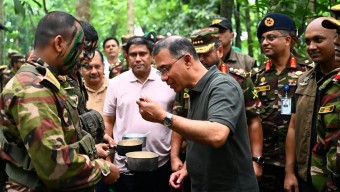 বিস্তীর্ণ জঙ্গলে সেনাবাহিনীর গ্রীষ্মকালীন মহড়া পরিদর্শন করলেন প্রধানমন্ত্রী তারেক রহমান