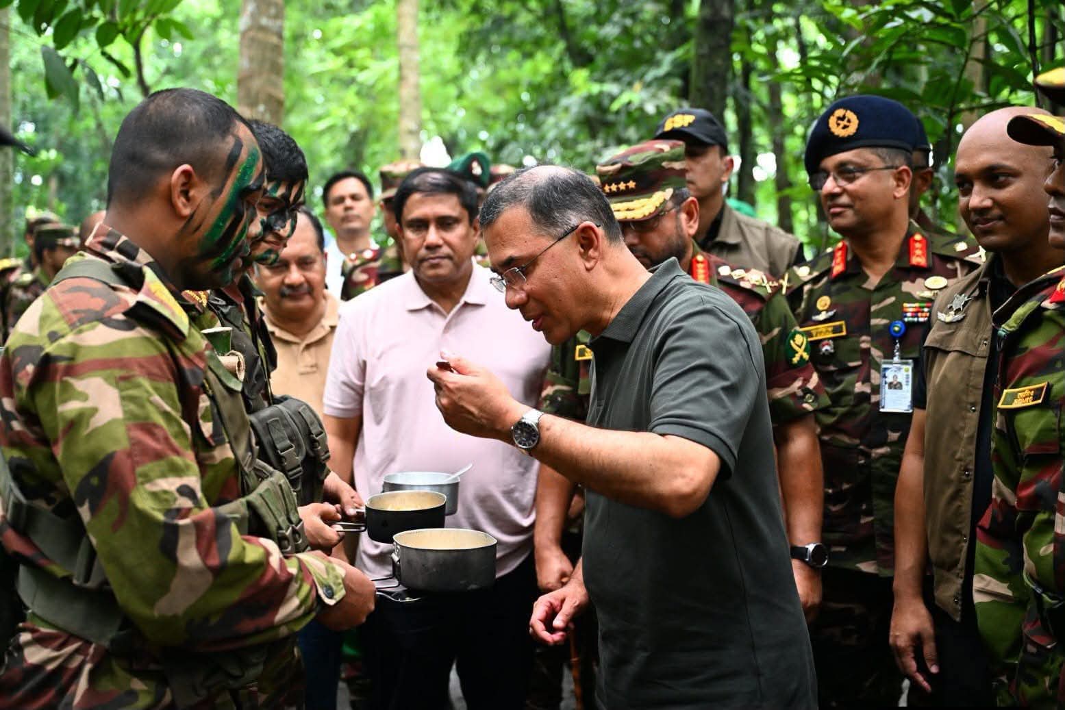 বিস্তীর্ণ জঙ্গলে সেনাবাহিনীর গ্রীষ্মকালীন মহড়া পরিদর্শন করলেন প্রধানমন্ত্রী তারেক রহমান