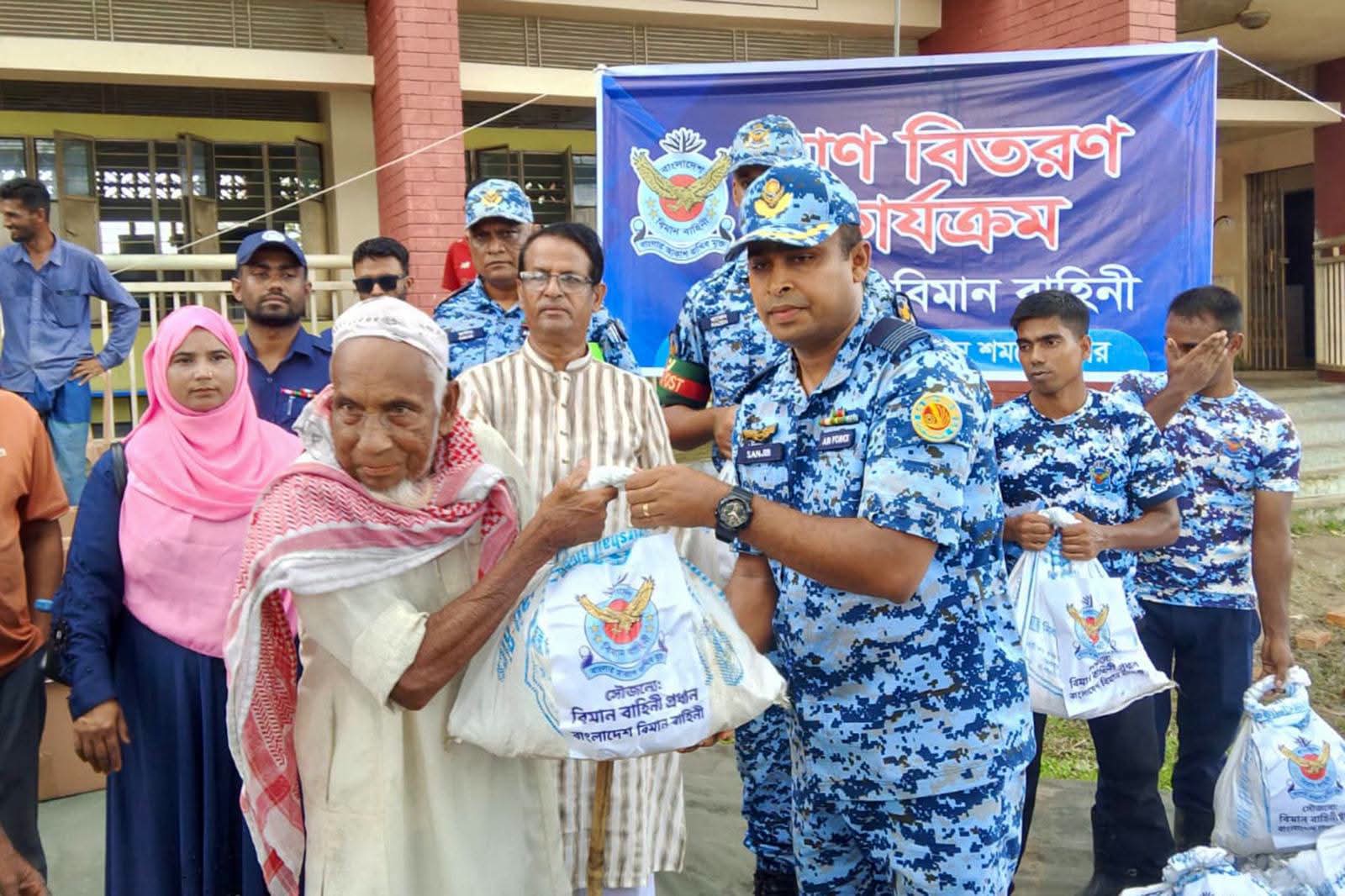 বন্যাকবলিত এলাকায় মানবিক সহায়তায় বাংলাদেশ বিমান বাহিনী