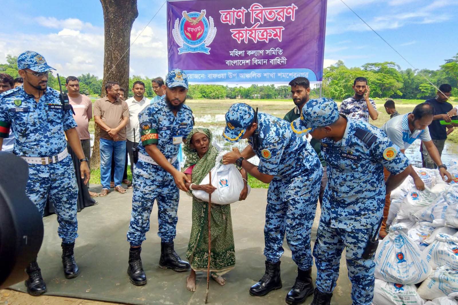 বন্যাদুর্গত মানুষের সহায়তায় বাংলাদেশ বিমান বাহিনী মহিলা কল্যাণ সমিতি (বাফওয়া)