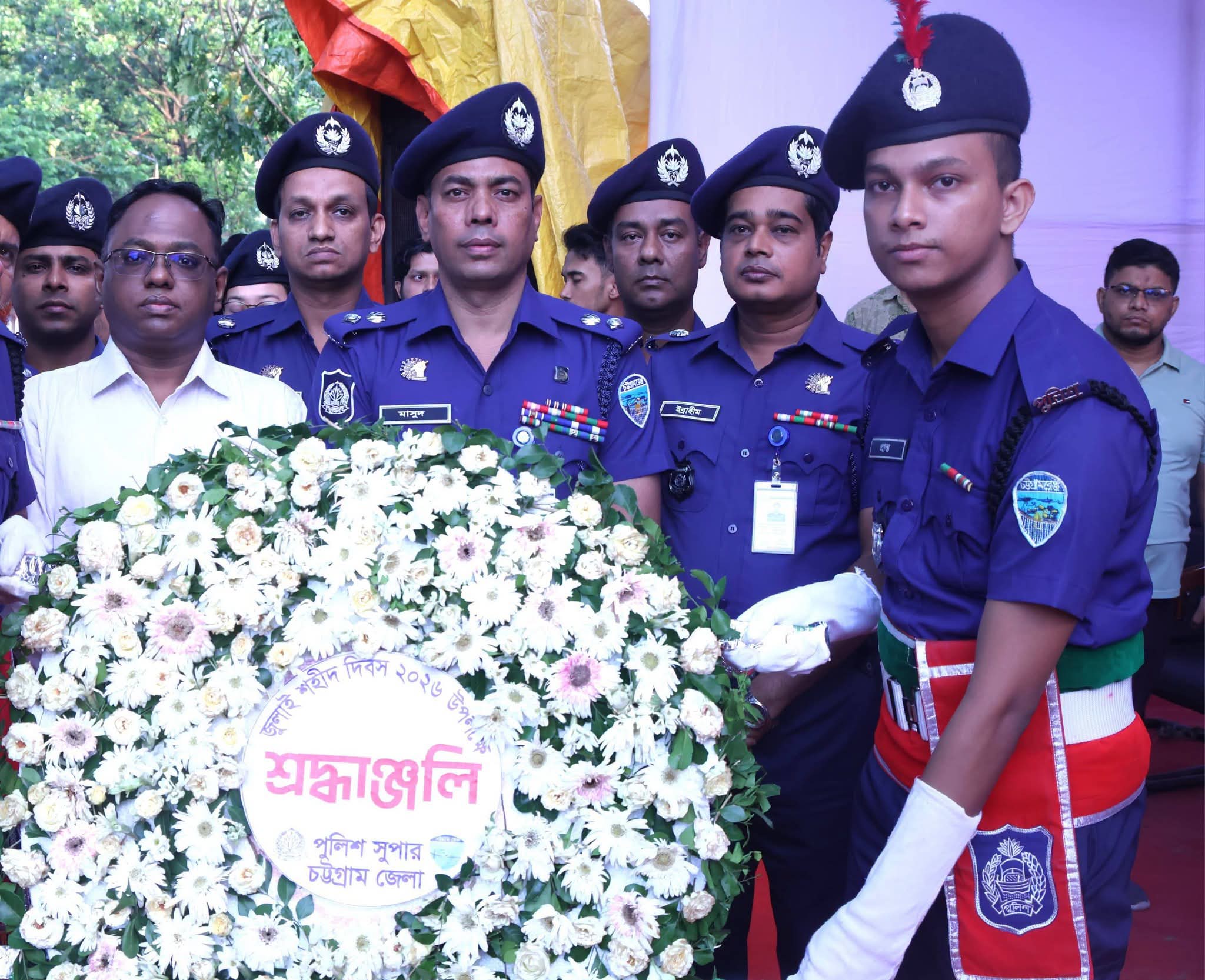 জুলাই শহীদ দিবস ২০২৬ উপলক্ষে জুলাই স্মৃতিস্তম্ভে চট্টগ্রাম জেলা পুলিশের শ্রদ্ধাঞ্জলি নিবেদন