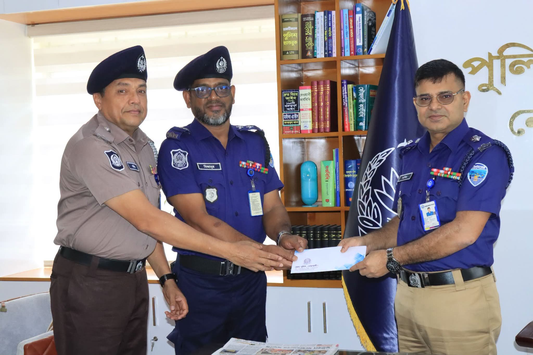 উত্তম কাজের স্বীকৃতিস্বরূপ পুলিশ সুপার মহোদয়ের অর্থ পুরস্কার প্রদান