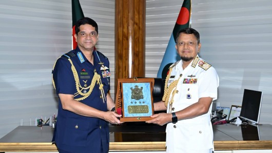 বিমান বাহিনী প্রধানের সাথে বিদায়ী নৌবাহিনী প্রধানের সৌজন্য সাক্ষাৎ