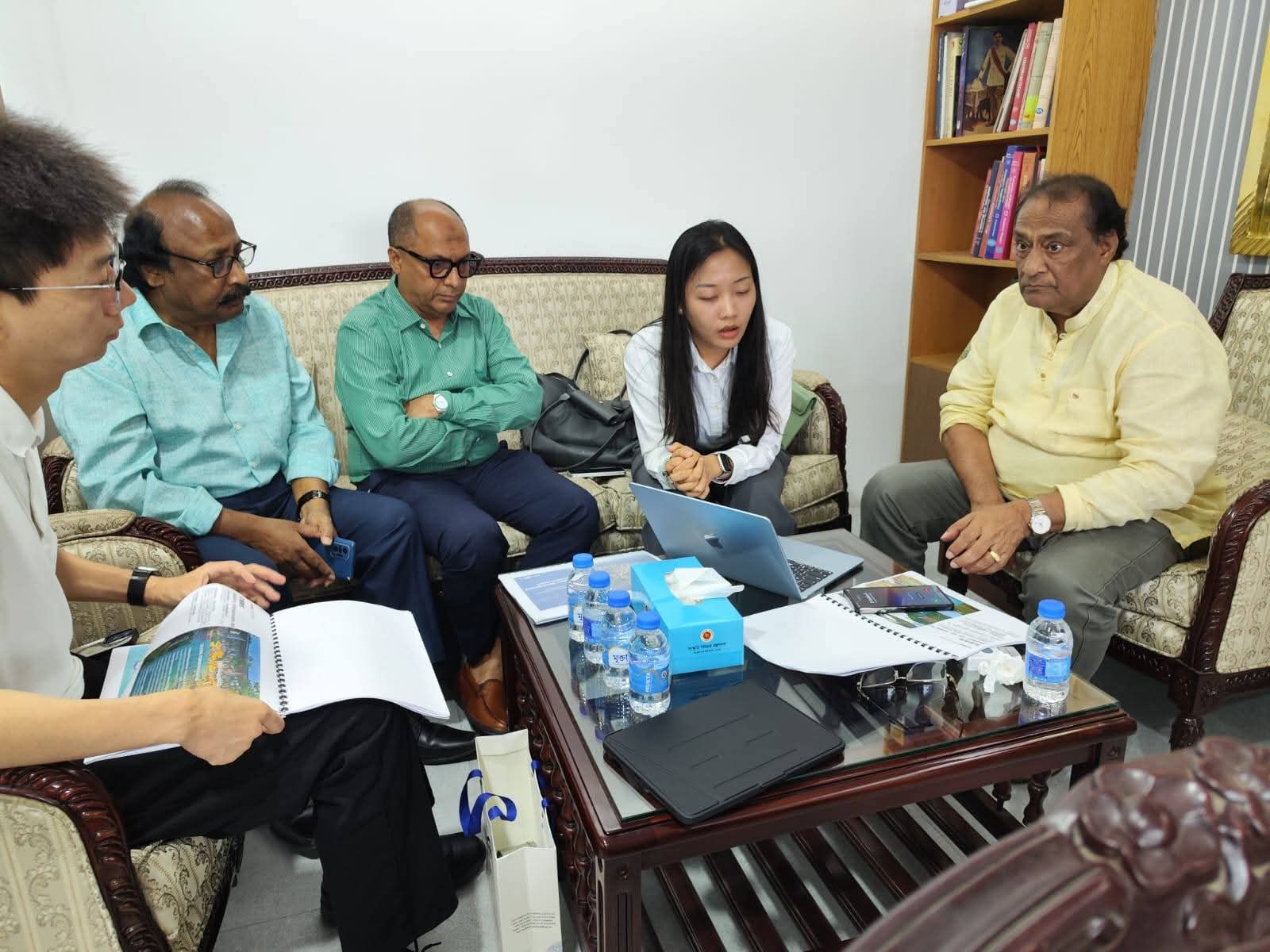 আজ ২২ জুলাই ২০২৬ সকালে সংস্কৃতি বিষয়ক মন্ত্রণালয়ের মাননীয় প্রতিমন্ত্রী আলী নেওয়াজ মাহমুদ খৈয়ম এমপি এর সাথে তাঁর কার্যালয়ে চায়না হারবার ইঞ্জিনিয়ারিং কোম্পানি লিমিটেড (CHEC)-এর প্রতিনিধি দল সাক্ষাৎ করেছেন।​এ সময় দুই দেশের সাংস্কৃতিক উন্নয়ন কর্মকাণ্ড এবং অবকাঠামোগত সহায়তার বিষয় নিয়ে আলোচনা হয়।