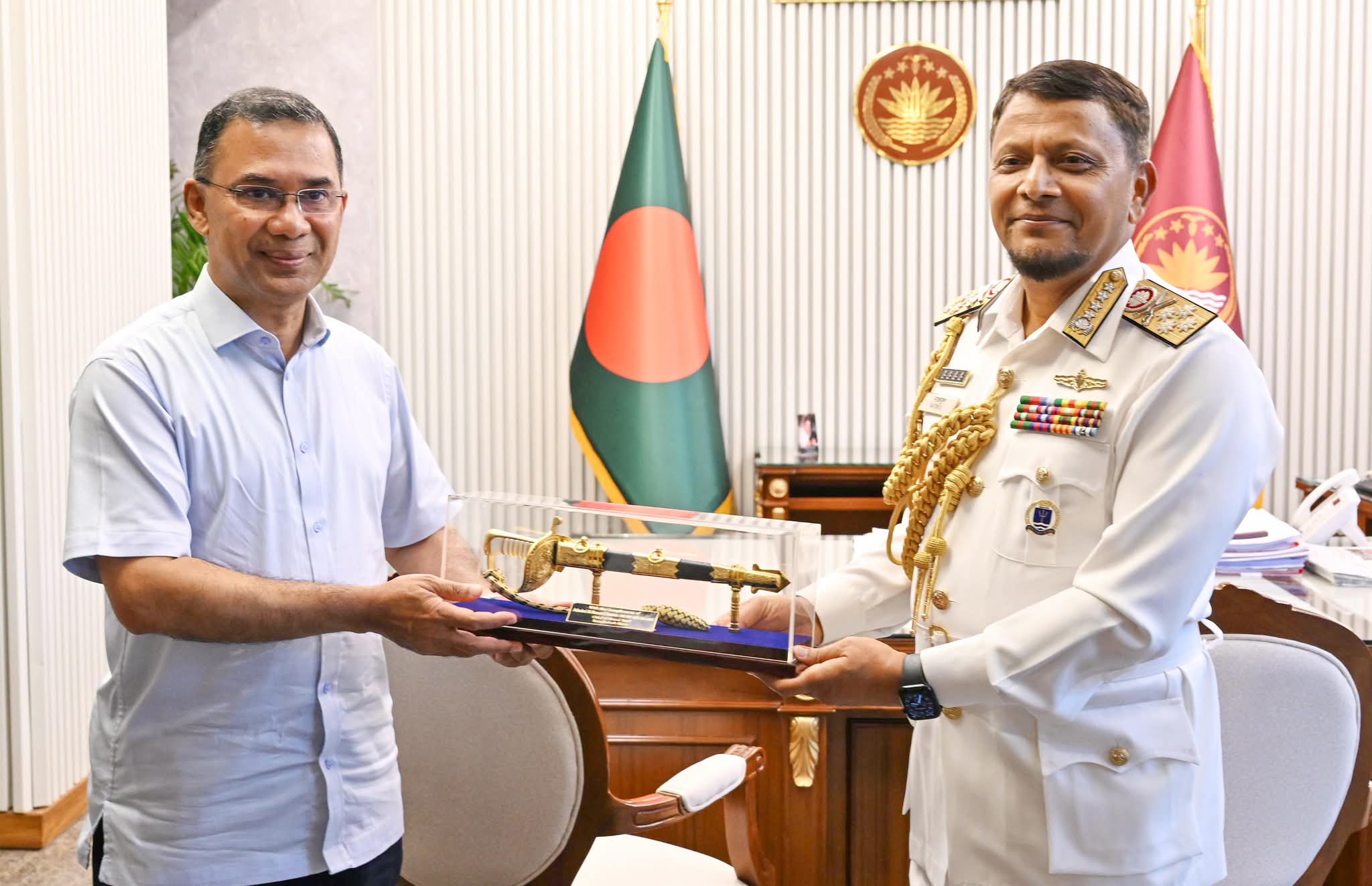 প্রধানমন্ত্রীর সাথে বিদায়ী নৌবাহিনী প্রধানের সৌজন্য সাক্ষাৎ