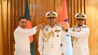 নতুন নৌপ্রধানকে র‌্যাঙ্ক ব্যাজ পরালেন প্রধানমন্ত্রী তারেক রহমান ও বিদায়ী নৌপ্রধান