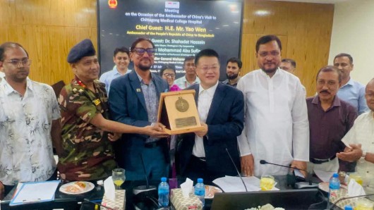 চায়না অর্থায়নে নির্মিত চট্টগ্রাম মেডিকেল কলেজ হাসপাতালের বার্ন ইউনিট পরিদর্শন করলেন মেয়র ডা. শাহাদাত হোসেন ও চীনের রাষ্ট্রদূত ইয়াও ওয়েন