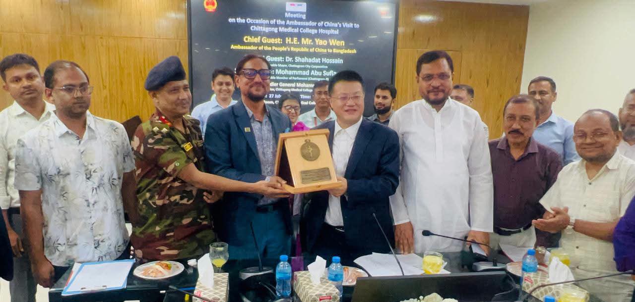 চায়না অর্থায়নে নির্মিত চট্টগ্রাম মেডিকেল কলেজ হাসপাতালের বার্ন ইউনিট পরিদর্শন করলেন মেয়র ডা. শাহাদাত হোসেন ও চীনের রাষ্ট্রদূত ইয়াও ওয়েন