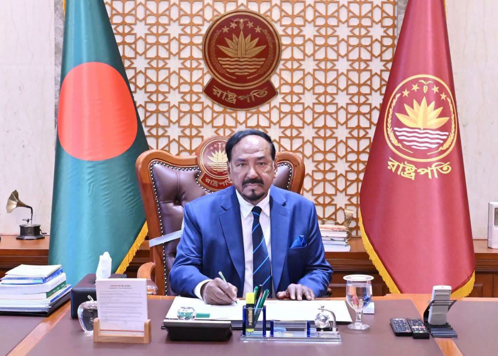 রাষ্ট্রপতি হাফিজ উদ্দিন আহমদ বীর বিক্রম আজ মঙ্গলবার, ২৮ জুলাই ২০২৬ বঙ্গভবনে তাঁর কার্যালয়ে দাপ্তরিক কাজ শুরু করেন