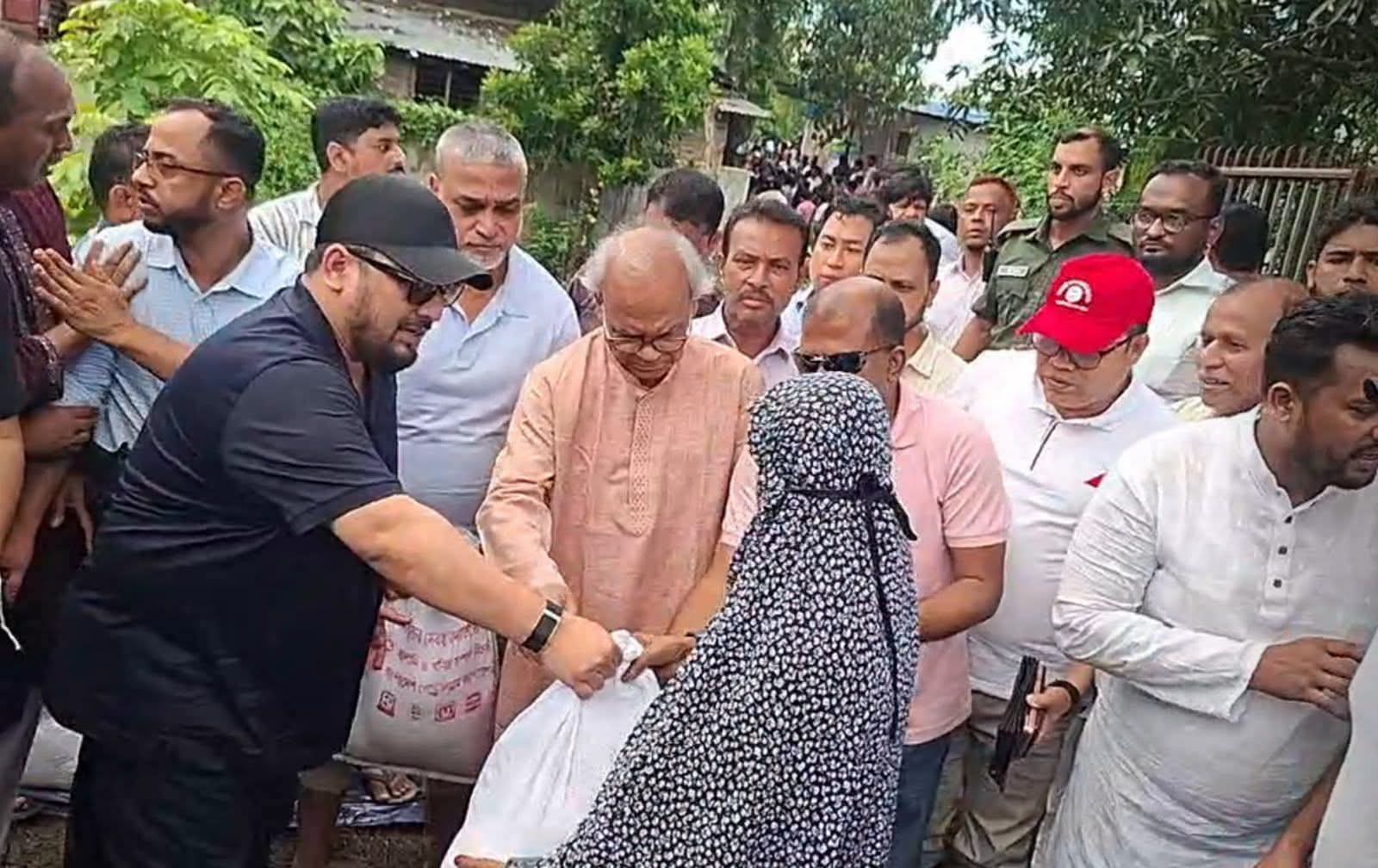চট্টগ্রামের বন্যাদুর্গত ১৫০০ পরিবারের পাশে রিজভী আহম্মেদ ও প্রতিমন্ত্রী ব্যারিস্টার মীর হেলাল; দ্রুত সুষম ত্রাণ ও পুনর্বাসনের নির্দেশ