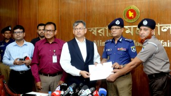 জনবান্ধব পুলিশ গঠনে পুরস্কার ও তিরস্কারের নীতি অব্যাহত থাকবে: স্বরাষ্ট্রমন্ত্রী
