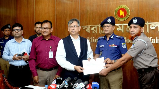 জনবান্ধব পুলিশ গঠনে পুরস্কার ও তিরস্কারের নীতি অব্যাহত থাকবে: স্বরাষ্ট্রমন্ত্রী