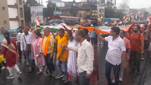 ১০০ ফুটের জাতীয় পতাকা নিয়ে, ককরোচ গ্যাং এর বিরুদ্ধে– প্রতিবাদ ও বিক্ষোভ