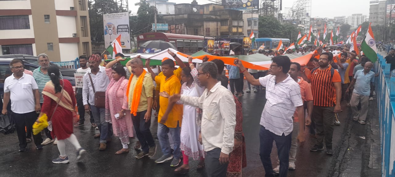 ১০০ ফুটের জাতীয় পতাকা নিয়ে, ককরোচ গ্যাং এর বিরুদ্ধে– প্রতিবাদ ও বিক্ষোভ