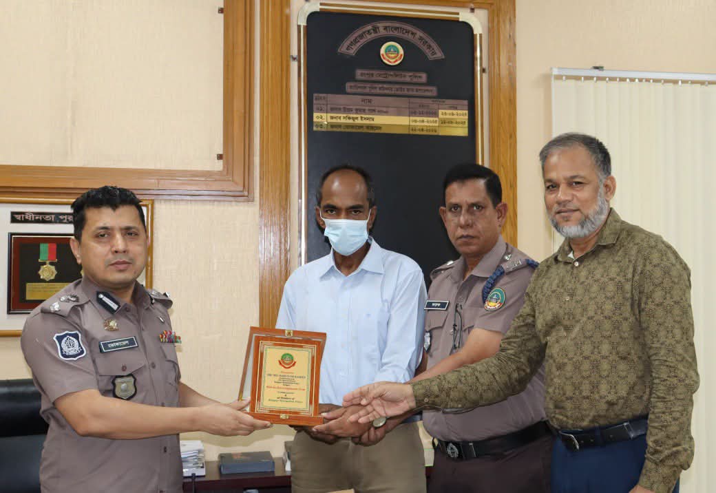 বিদায়ী পুলিশ পরিদর্শককে আরপিএমপির পক্ষ থেকে সম্মাননা