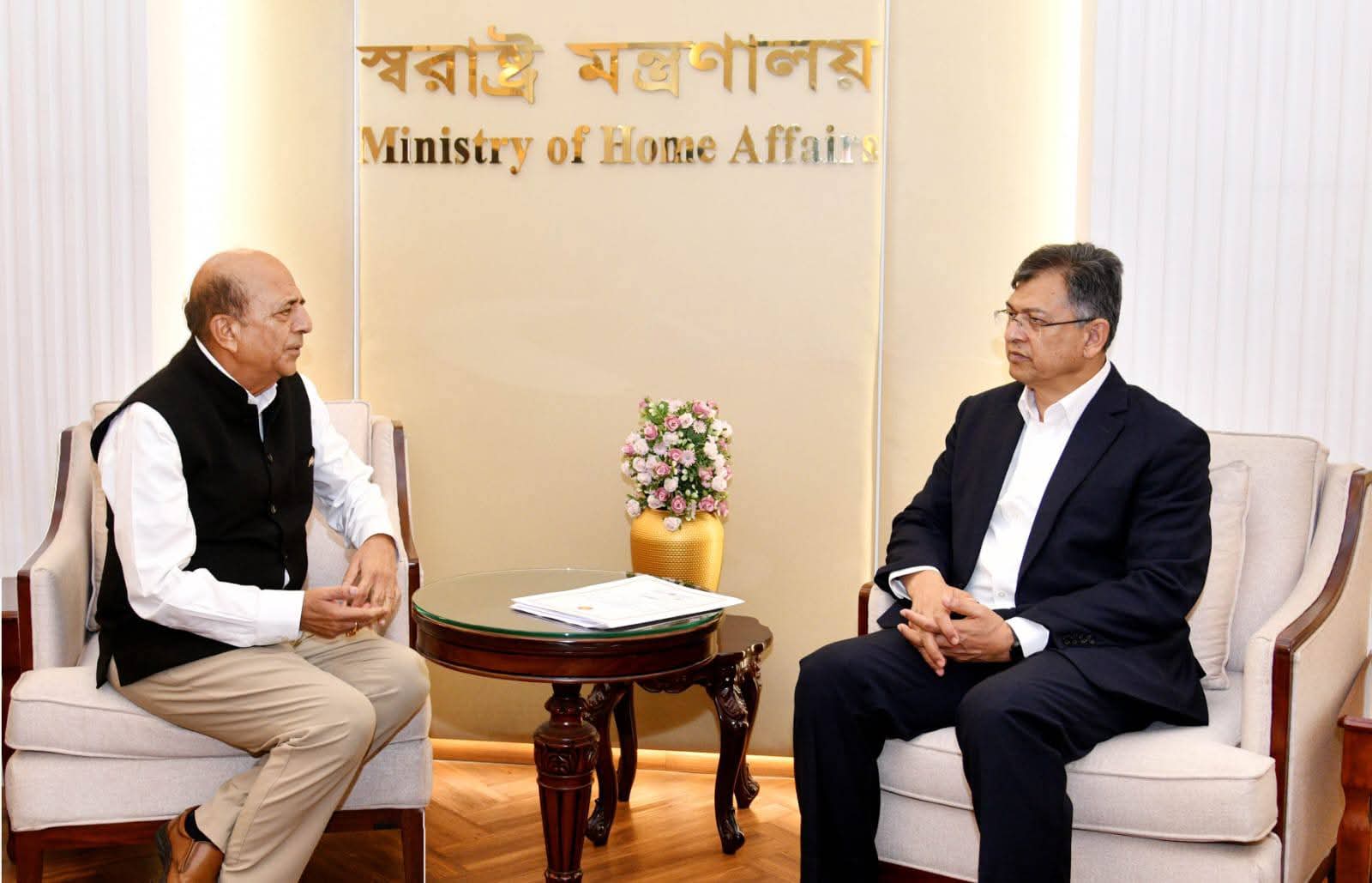 সমতার ভিত্তিতে আলাপ-আলোচনার মাধ্যমে দু’দেশের বন্ধুত্বপূর্ণ সম্পর্ককে এগিয়ে নিতে হবে- স্বরাষ্ট্রমন্ত্রী