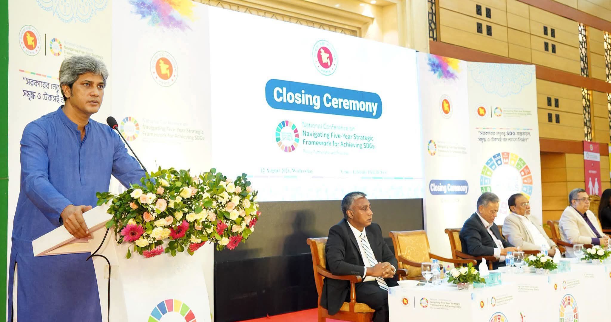 পরিকল্পনা প্রতিমন্ত্রী মোঃ জোনায়েদ আব্দুর রহিম সাকি আজ ঢাকায় বাংলাদেশ চীন মৈত্রী সম্মেলন কেন্দ্রে ‘Navigating Five Year Strategic Framework for Achieving SDGs: Policy, Partnership and Priorities’ শীর্ষক জাতীয় বুধবার, ১২ আগস্ট ২০২৬) সম্মেলনের সমাপনী অনুষ্ঠানে বক্তৃতা করেন। এসময় অর্থমন্ত্রী আমির খসরু মাহমুদ চৌধুরী ও জনপ্রশাসন উপদেষ্টা মোঃ ইসমাইল জবিউল্লাহ উপস্থিত ছিলেন