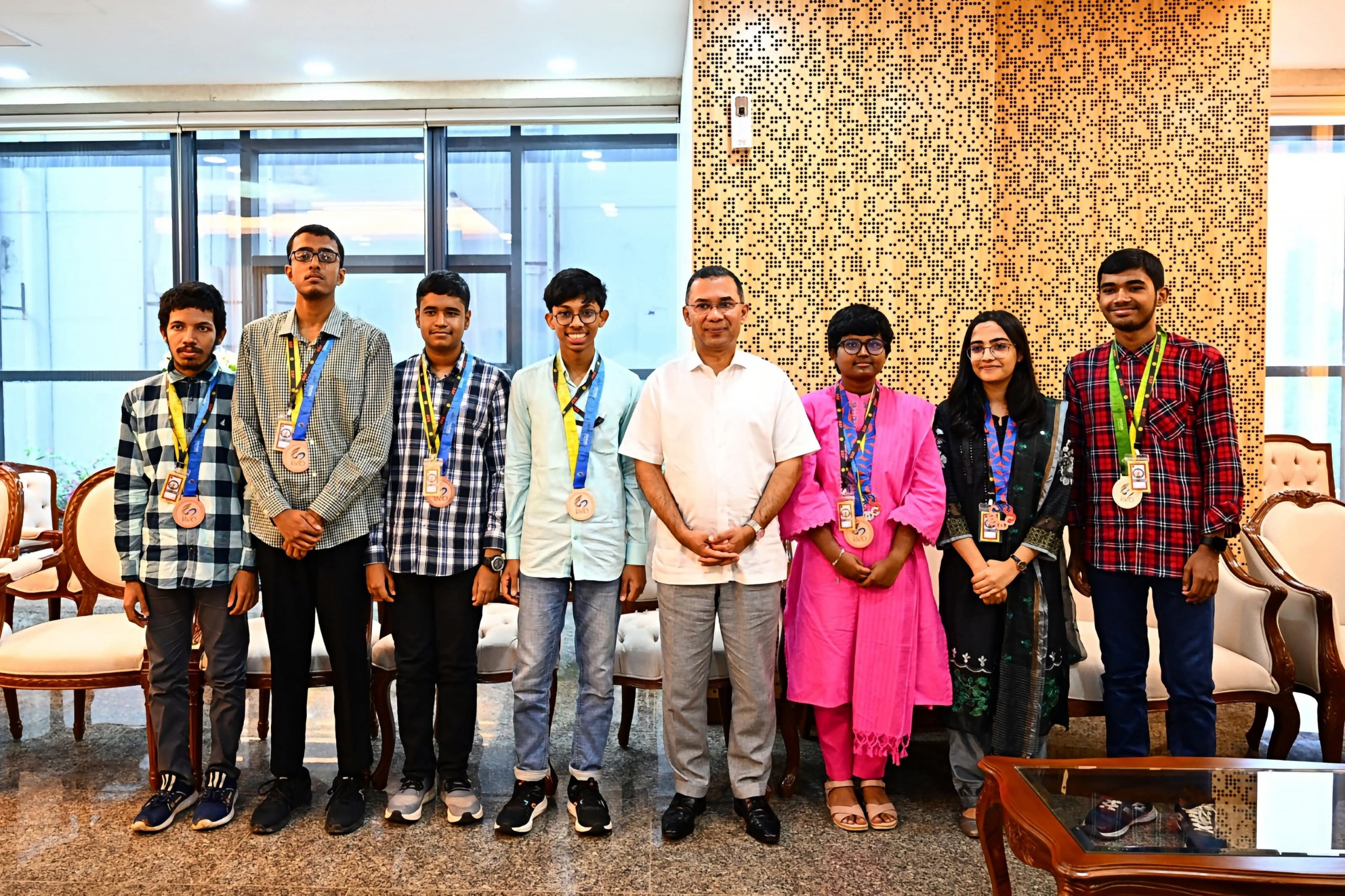 প্রধানমন্ত্রী তারেক রহমানের সঙ্গে সৌজন্য সাক্ষাৎ করেন আন্তর্জাতিক গণিত অলিম্পিয়াড (IMO) ও ইউরোপীয় বালিকা গণিত অলিম্পিয়াডের (EGMO) পদকজয়ী বাংলাদেশি শিক্ষার্থীরা