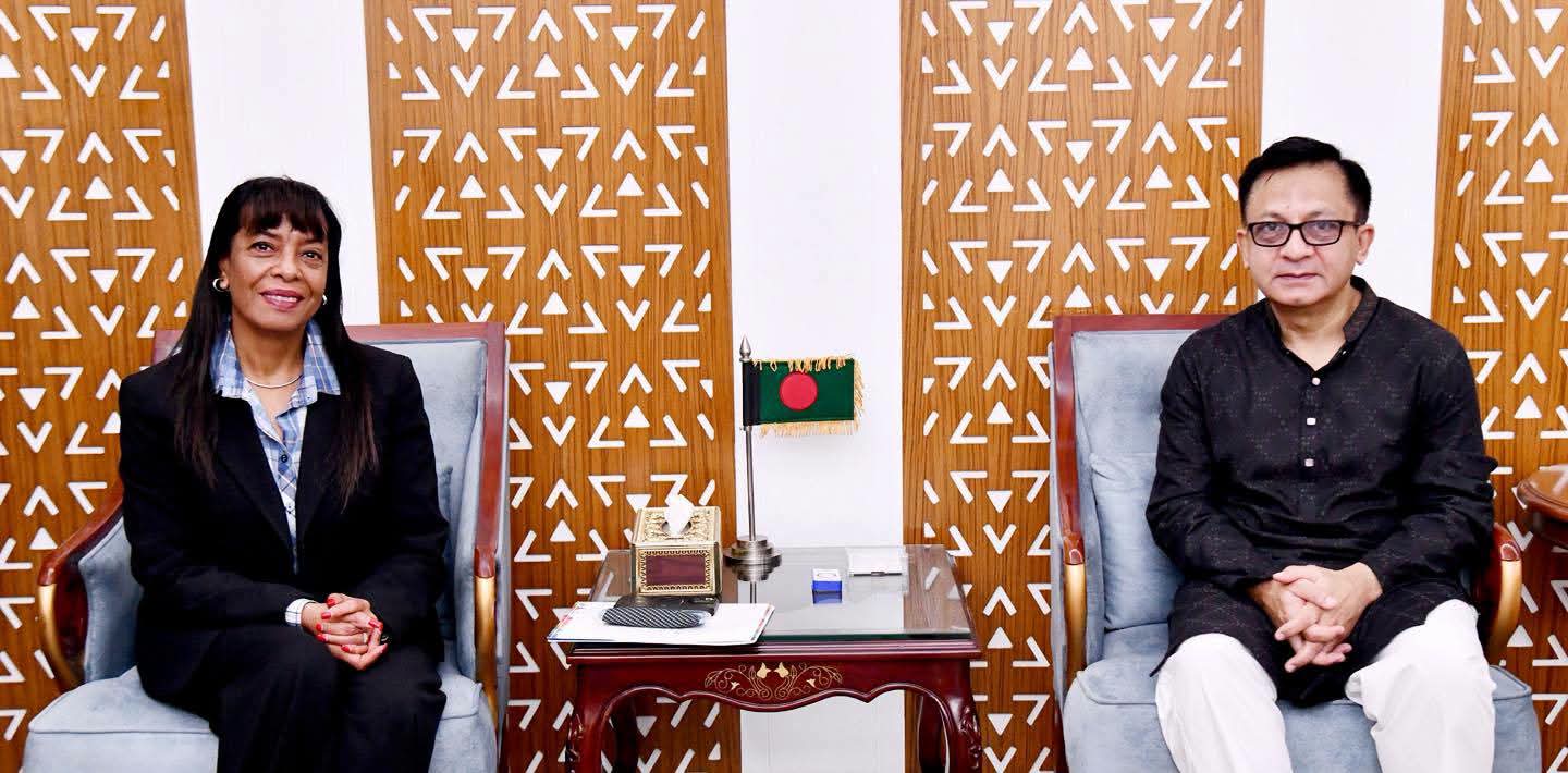 বাণিজ্যমন্ত্রী খন্দকার আব্দুল মুক্তাদির এর সঙ্গে আজ রবিবার সচিবালয়ে বাণিজ্যমন্ত্রীর অফিসে জাতিসংঘের আবাসিক সমন্বয়কারী ক্যারল ফ্লোর স্মেরেজনিয়াক বৈঠক করেন