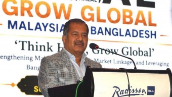 তথ্য ও সম্প্রচার মন্ত্রী জহির উদ্দিন স্বপন ঢাকায় একটি হোটেলে ‘Think Halal Grow Global’ শীর্ষক সেমিনারে বুধবার, ১৯ আগস্ট ২০২৬ প্রধান অতিথির বক্তব্য রাখেন