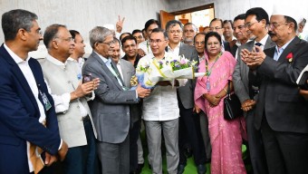 প্রধানমন্ত্রী তারেক রহমান আজ ঢাকায় জাতীয় সংসদে মির্জা ফখরুল ইসলাম আলমগীর রাষ্ট্রপতি নির্বাচিত হওয়ায় তাঁকে বৃহস্পতিবার, ২০ আগস্ট ২০২৬ ফুল দিয়ে অভিনন্দন জানান