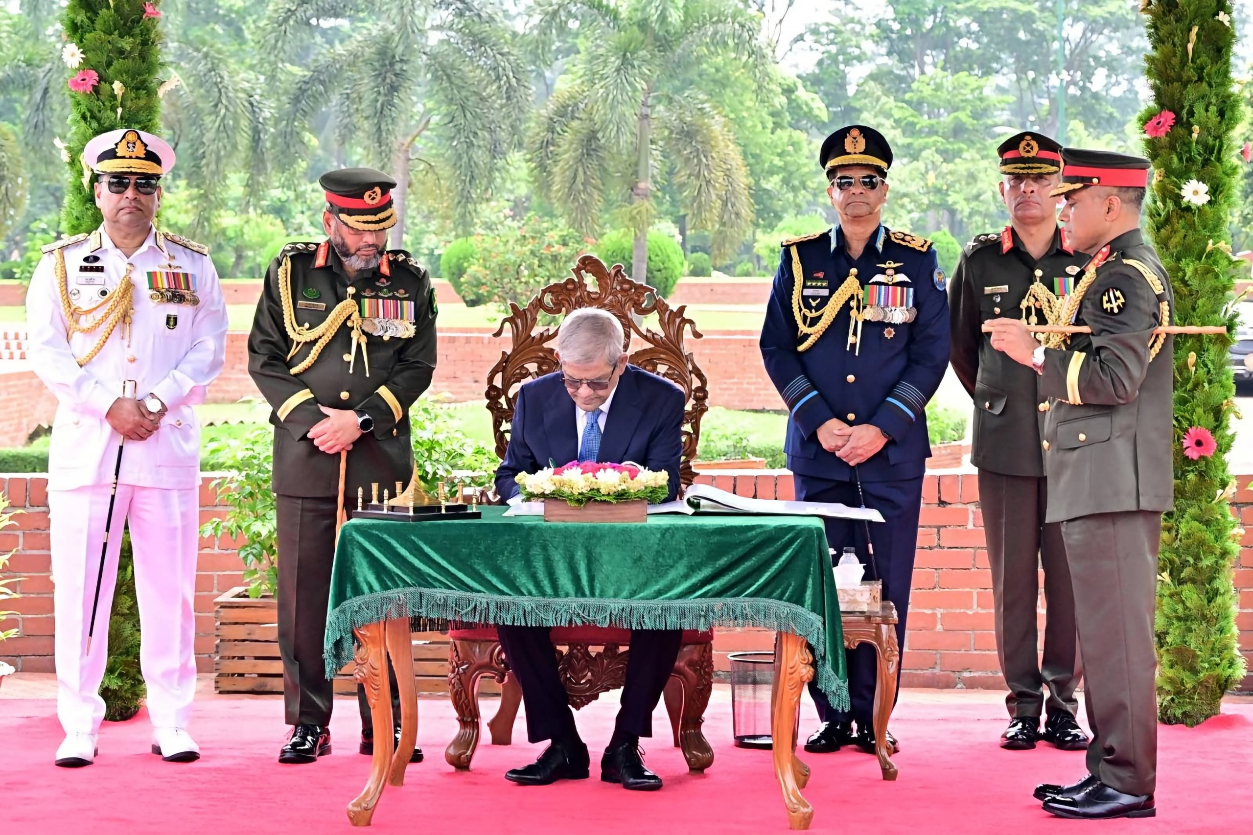 গণপ্রজাতন্ত্রী বাংলাদেশের মহামান্য রাষ্ট্রপতির জাতীয় স্মৃতিসৌধে পুষ্পস্তবক অর্পণ