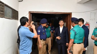 তেজগাঁও থানা আকস্মিক পরিদর্শন করলেন স্বরাষ্ট্রমন্ত্রী;