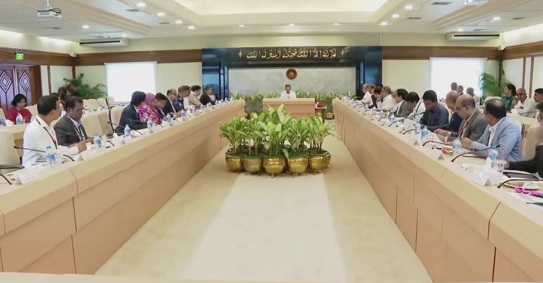 অটোরিকশার পৃথক নীতিমালা ও অনুমোদনহীন বাসের বিরুদ্ধে ব্যবস্থার নির্দেশ প্রধানমন্ত্রীর
