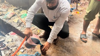নারায়ণগঞ্জে নদীদূষণকারী শিল্পপ্রতিষ্ঠানে পরিবেশ অধিদপ্তরের অভিযান, ঢাকায় বুড়িগঙ্গায় তরল বর্জ্য নির্গমনস্থল থেকে নমুনা সংগ্রহ