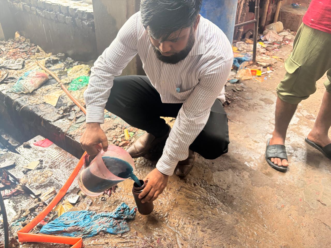 নারায়ণগঞ্জে নদীদূষণকারী শিল্পপ্রতিষ্ঠানে পরিবেশ অধিদপ্তরের অভিযান, ঢাকায় বুড়িগঙ্গায় তরল বর্জ্য নির্গমনস্থল থেকে নমুনা সংগ্রহ