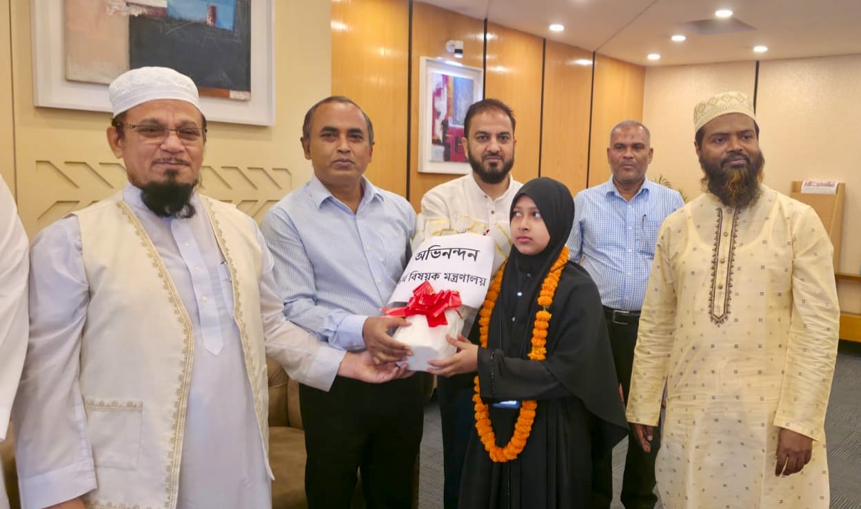 সৌদি বিজয়ী হাফেজদেরকে অভ্যর্থনা জানাতে মন্ত্রণালয়ের কর্মকর্তাদের বিমানবন্দরে পাঠালেন ধর্মমন্ত্রী কায়কোবাদ