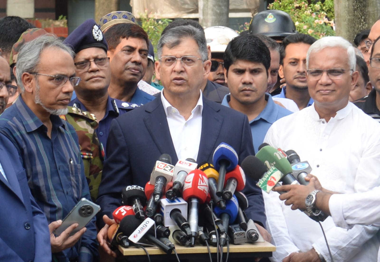 সন্ত্রাসী, চাঁদাবাজ ও মাদক ব্যবসায়ীদের দ্রুত গ্রেফতারের নির্দেশ; ব্যর্থতায় কঠোর ব্যবস্থার হুশিয়ারি স্বরাষ্ট্রমন্ত্রীর