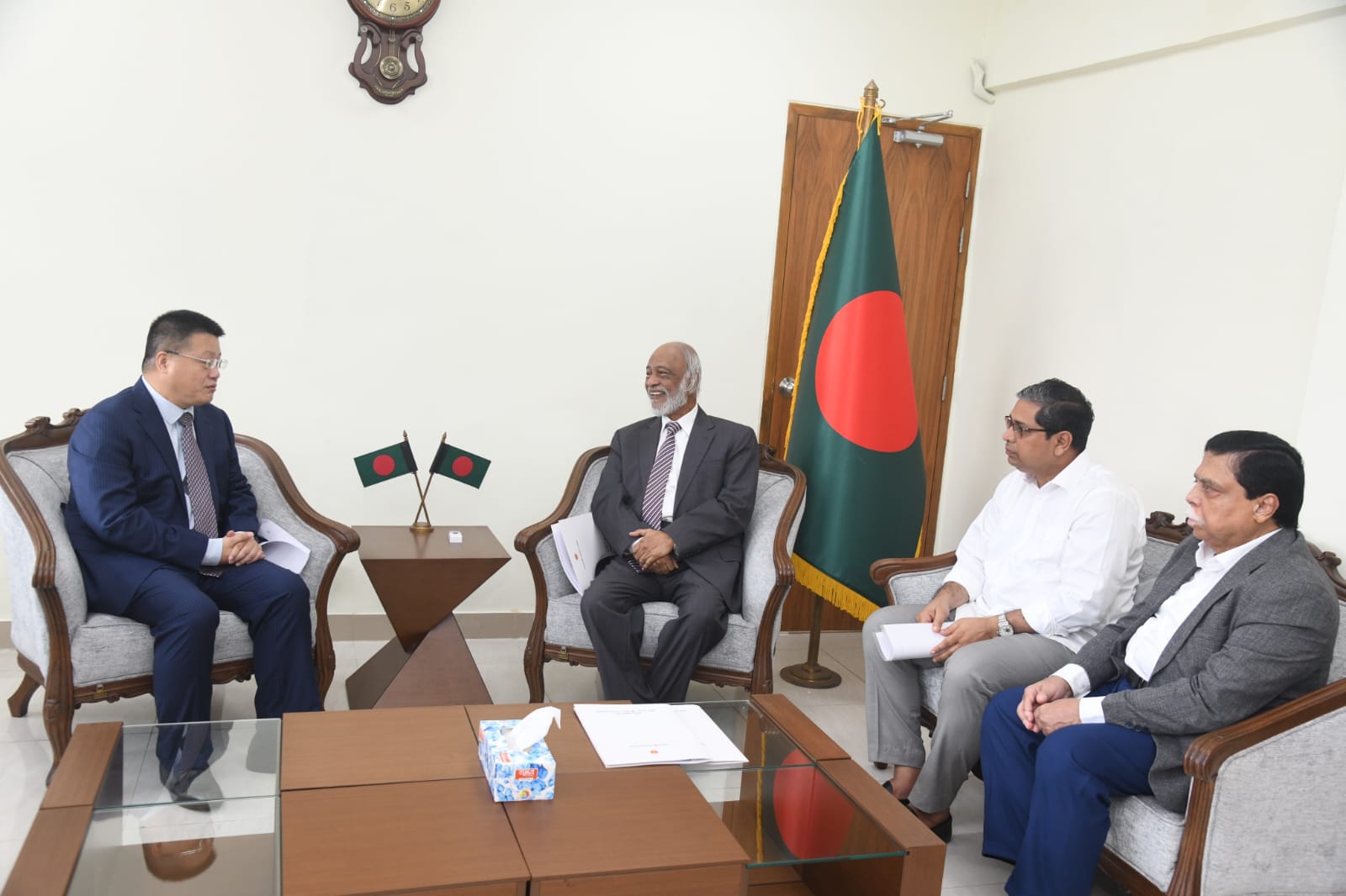 অবকাঠামো, বর্জ্য ব্যবস্থাপনা ও নবায়নযোগ্য জ্বালানিতে চীনের অভিজ্ঞতা কাজে লাগাতে চাই: এলজিআরডি মন্ত্রী