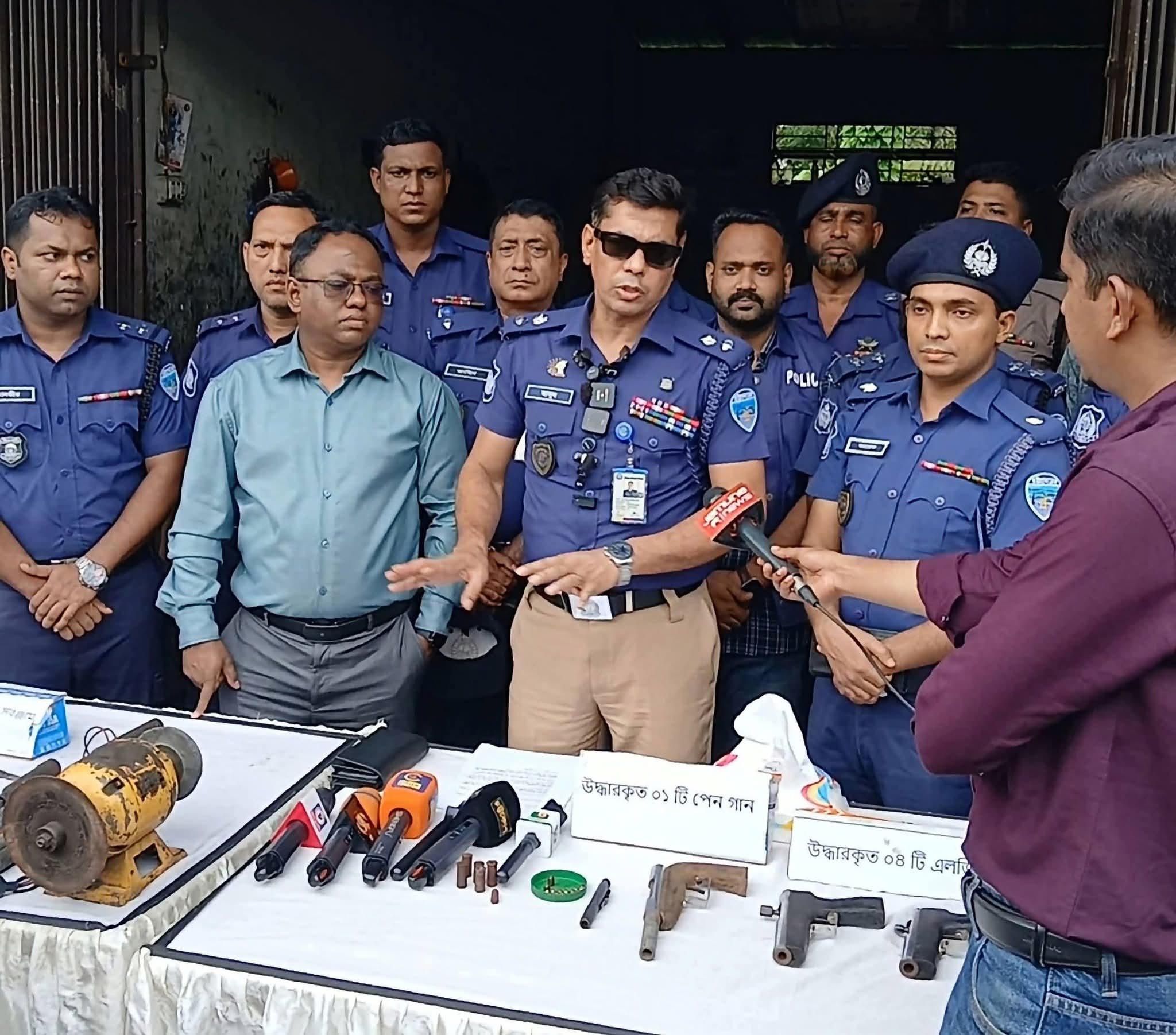 হাটহাজারীতে পুলিশের সাঁড়াশি অভিযান: সিএনজি ওয়ার্কশপের আড়ালে অস্ত্র তৈরির কারখানার সন্ধান