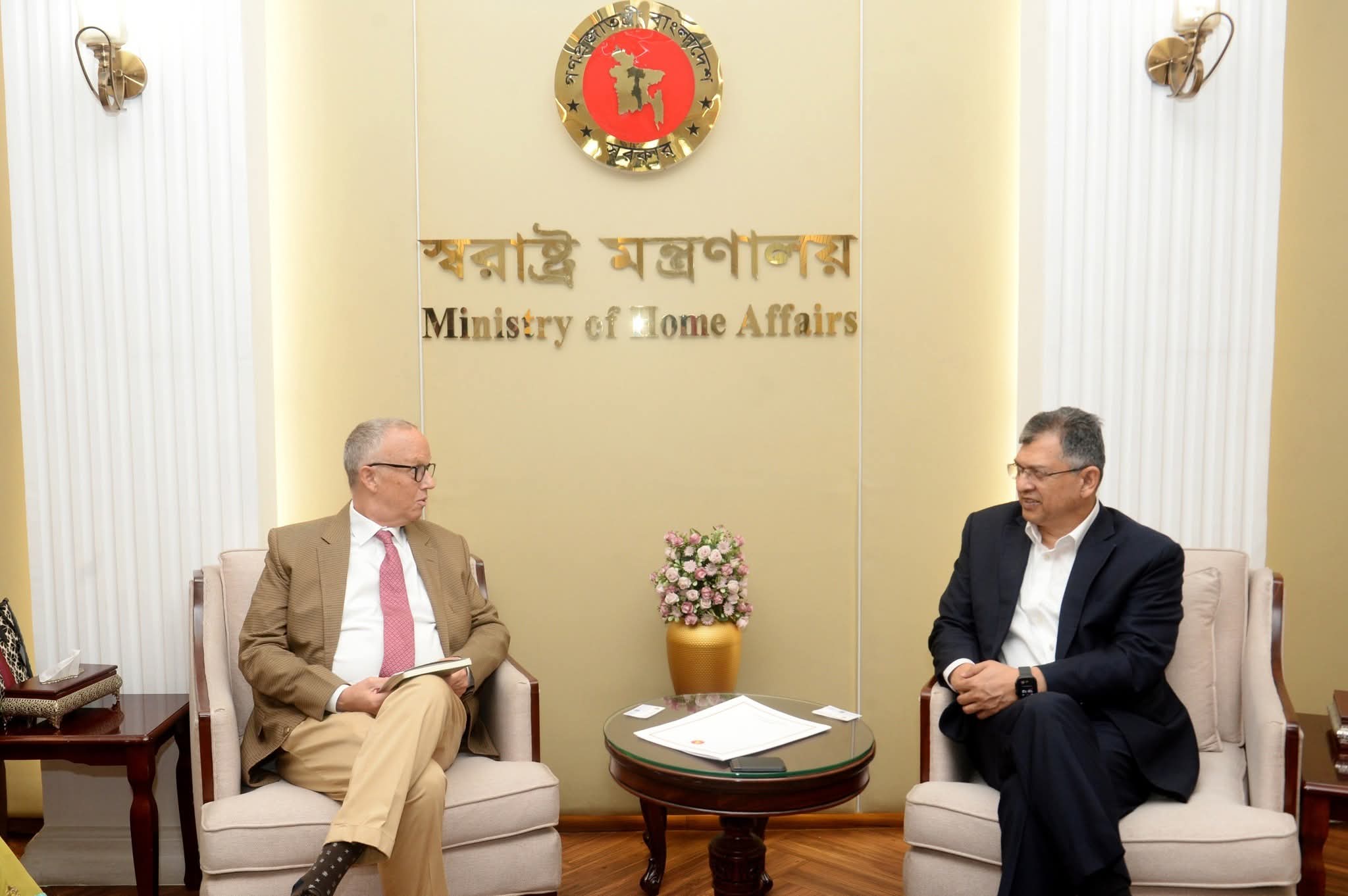 স্বরাষ্ট্রমন্ত্রীর সঙ্গে আইআরআই প্রতিনিধিদলের বৈঠক
