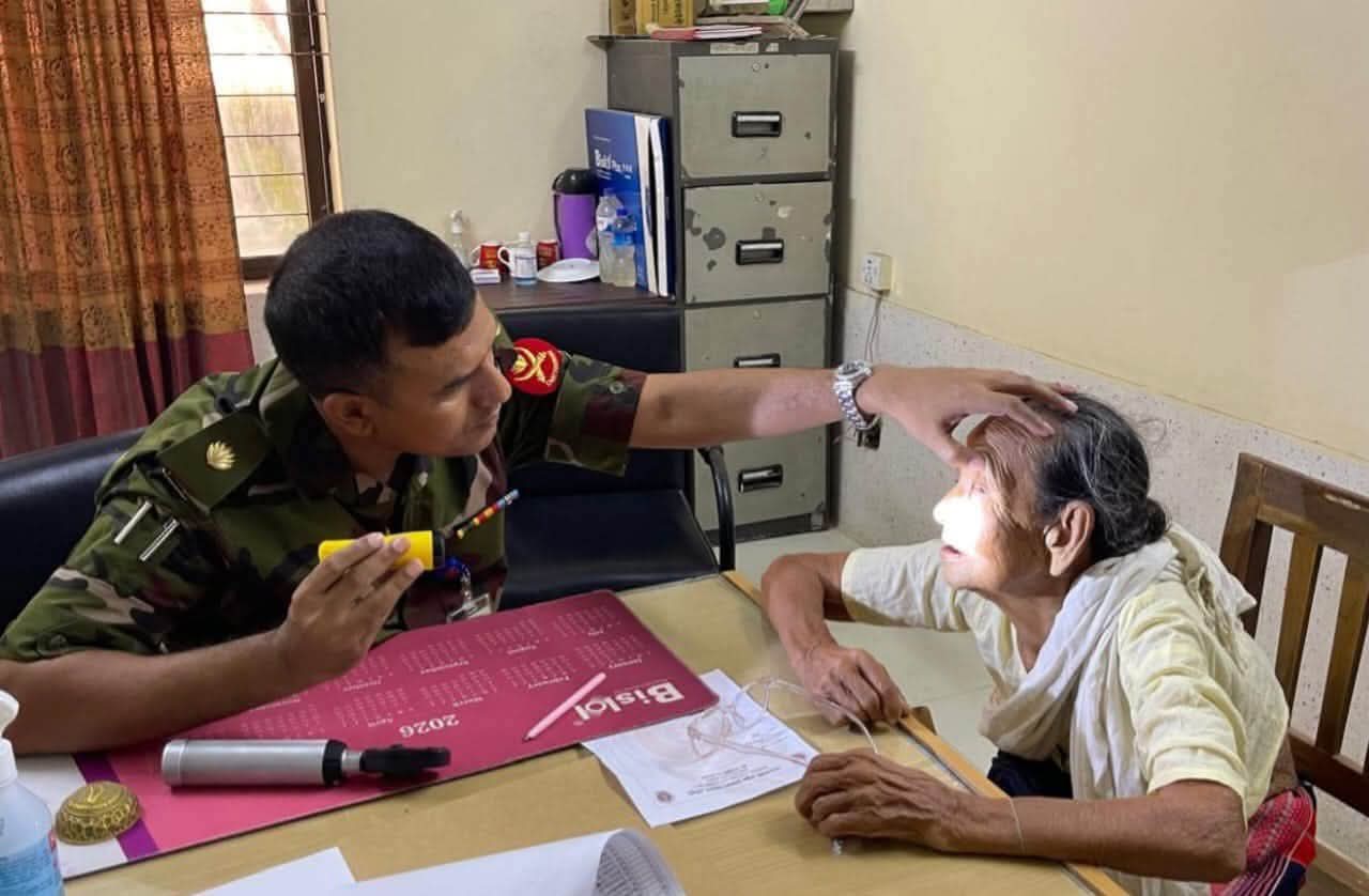 খাগড়াছড়ি জেলা সদর হাসপাতালে সেনাবাহিনীর উদ্যোগে বিনামূল্যে চিকিৎসাসেবা