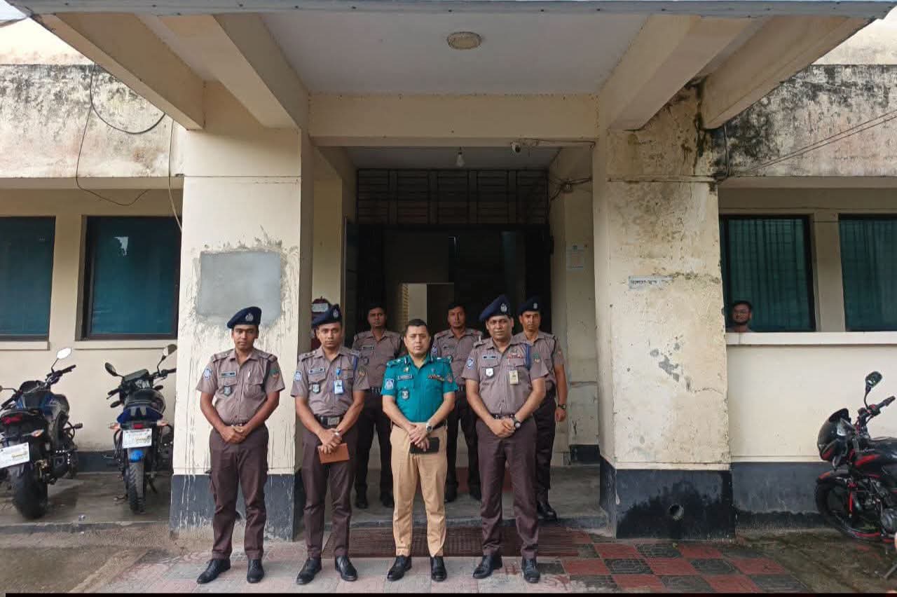 পুলিশ কমিশনারের প্রতিনিধি হিসেবে অতিরিক্ত পুলিশ কমিশনার কর্তৃক মাহিগঞ্জ থানা বার্ষিক পরিদর্শন