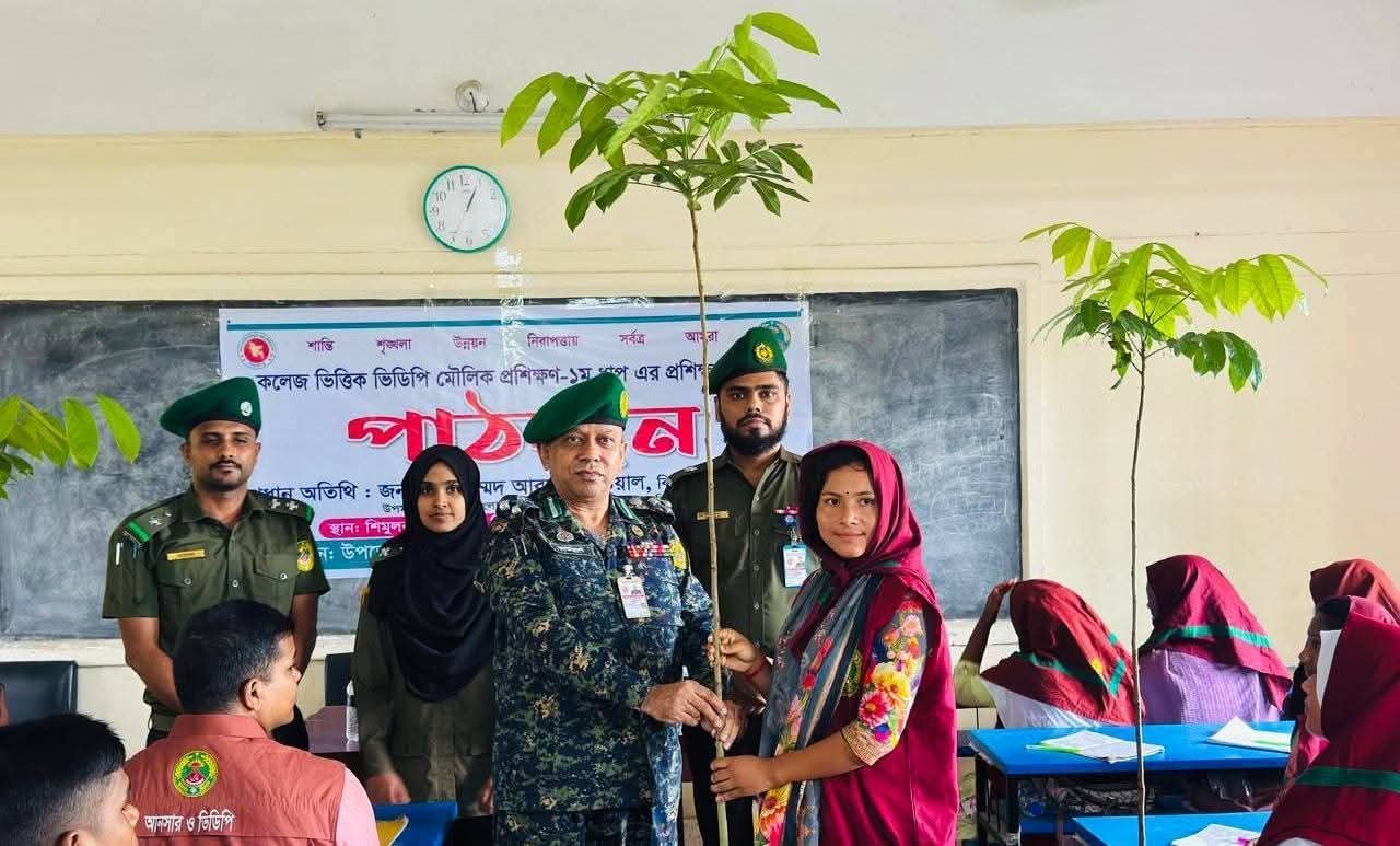 সবুজ বাংলাদেশ গড়তে আনসার-ভিডিপির উদ্যোগ: নীলফামারীতে প্রশিক্ষণার্থীদের মাঝে ৪০০ চারা বিতরণ