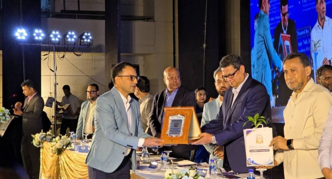 গৃহায়ন ও গণপূর্ত মন্ত্রীর হাত থেকে বিশেষ সম্মাননা নিলেন প্রকৌশলী মোহাম্মদ মুঈদুল ইসলাম মুঈদ
