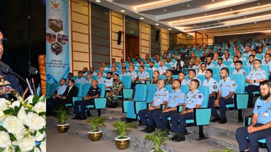 বাংলাদেশ বিমান বাহিনীর ২০২৫ সালের শ্রেষ্ঠ বিমানসেনা ও এমওডিসি (এয়ার)- গণকে ট্রফি ও সনদপত্র প্রদান
