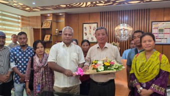 বিপ্লবী ওয়ার্কার্স পার্টির পক্ষ থেকে রাঙামাটি জেলা পরিষদ চেয়ারম্যান দীপন তালুকদারকে ফুলেল শুভেচ্ছা