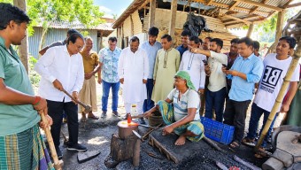 কামারের কাজ ভাগ করে নিলেন আসাদুল হাবিব দুলু