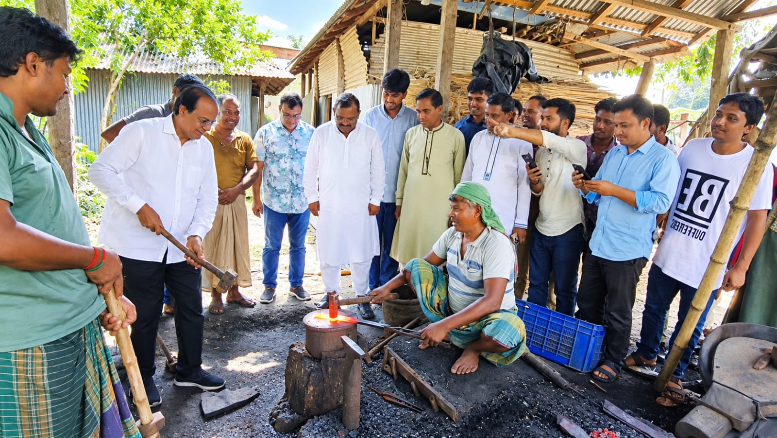কামারের কাজ ভাগ করে নিলেন আসাদুল হাবিব দুলু