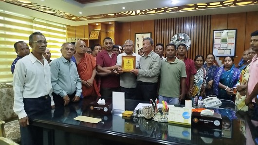 পার্বত্য চট্টগ্রাম বড়ুয়া সংগঠনের পক্ষ থেকে রাঙামাটি জেলা পরিষদ চেয়ারম্যান দীপন তালুকদারকে সম্মাননা স্মারক প্রদান