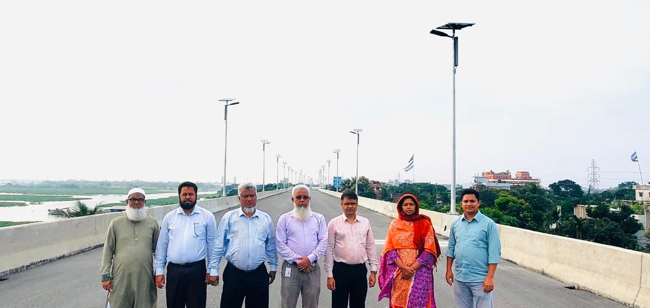 সৌর বিদ্যুৎ-এ আলোকিত হচ্ছে পঞ্চবটি-মুক্তারপুর সেতু পর্যন্ত সড়ক প্রশস্তকরণ প্রকল্পের দোতলা রাস্তা